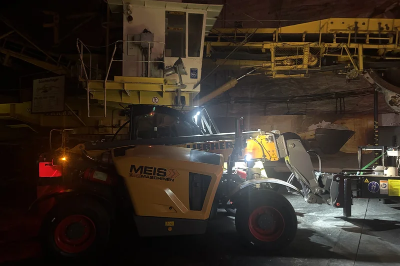 Boomlader an Industrieanlage im Einsatz