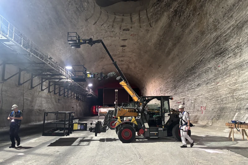 Boomlader im Gelände auf der Baustelle